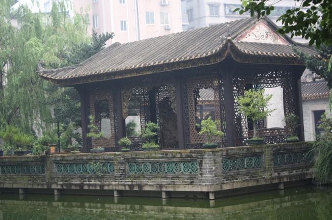 湖のほとりに立つ建物には精密な木の彫り物があります。