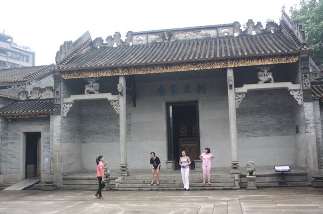 刺史家廟の前はちょっとした広場になっています。ここで少し休憩して、家に帰る事にしました。<br /><br />歴史のある佛山、とっても大好きになりました。