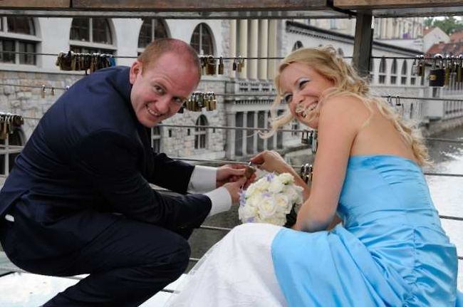 リュブリャナの町で、恋人たちのカギが沢山かかった橋に、丁度、新婚さんがやって来ました。