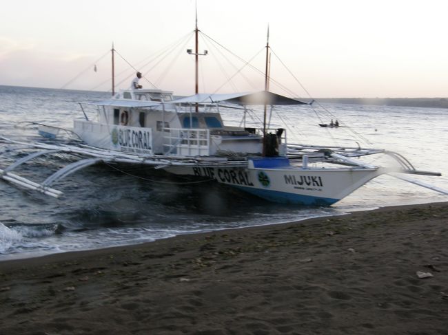 これが、日中を過ごす船。<br /><br />アウトリーガーと呼ばれる「腕」が船の揺れを吸収するのですが<br />波がビシャビシャかかるし、快適さはありません。