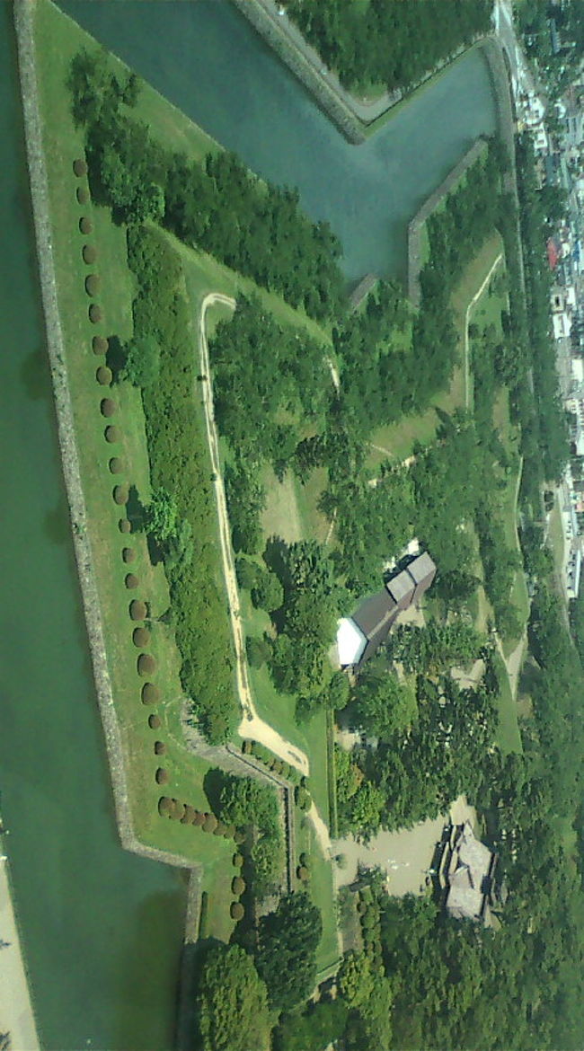 五稜郭、このデザインは素晴らしい！　美しさだけでなく、攻撃を防御するしくみとしても優れているんですって。五稜郭にまつわる歴史や詳しい解説が同時に展示されていて、勉強になりました。