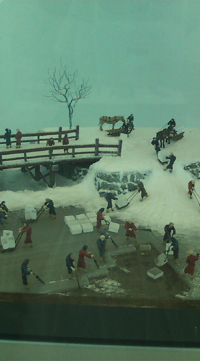 展示の中には、こんな当時の様子を表す模型もたくさんありました。これは五稜郭の堀でできた氷を切り出して、全国に売り出していたという説明の模型。五稜郭の氷は人気があったらしい。