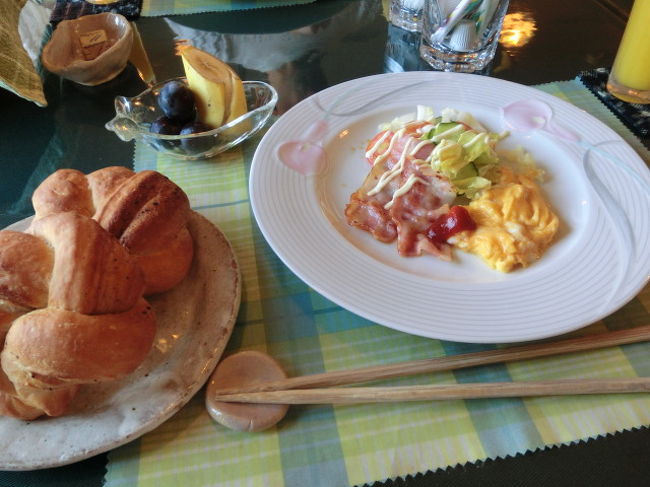 朝食〜〜。写真に取る前に食べられてしまったが、パンドミーが半斤あった。食べ応え十分。シナモンロールもおいしい。