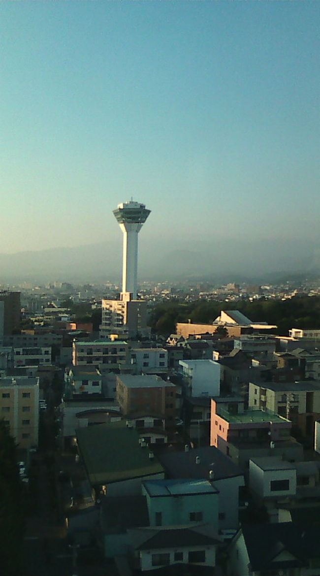 １日目のホテルは「ホテルネッツ函館」です。ツアーにくっついていたホテルですが、なかなか快適に過ごしました。窓から五稜郭タワーが見えます。