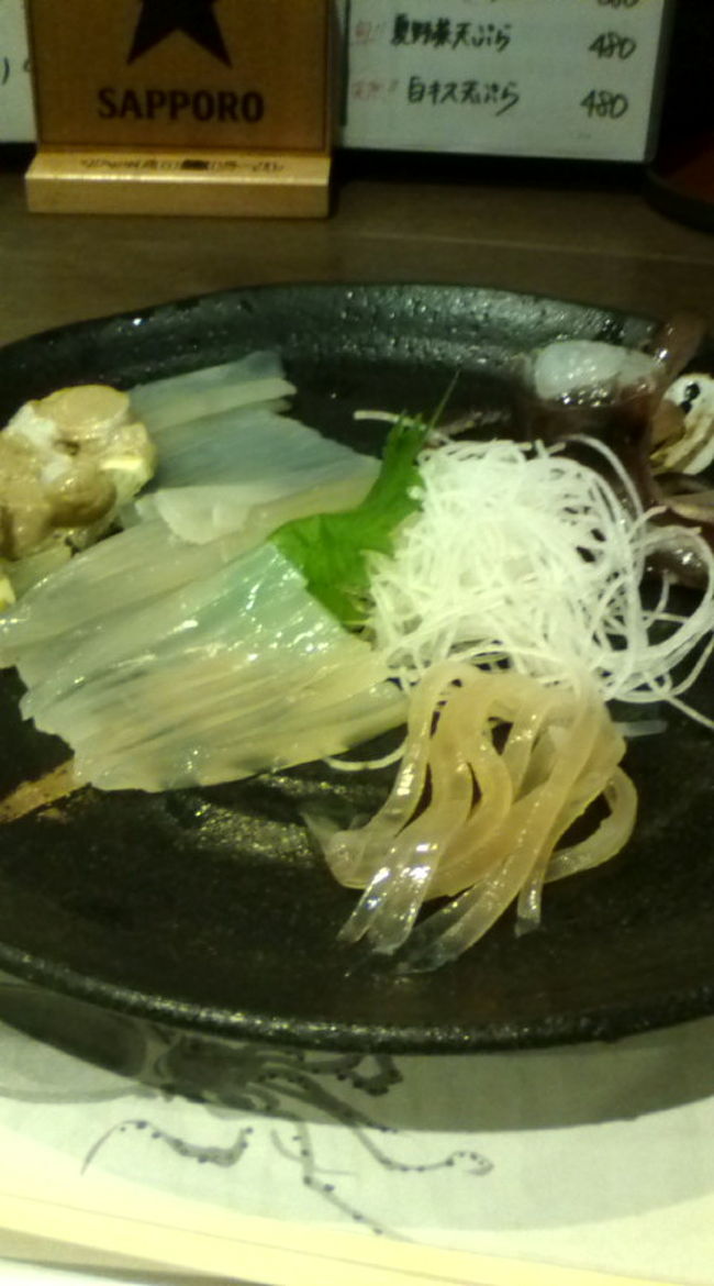 明るさが足りず、イカの色が微妙に写っていますが^^;<br />イカ刺し盛り。一人で食べるには多すぎましたね。イカはコリコリしていて噛めば噛むほど甘みを感じます。イカのワタ（ゴロ？）もやさしいうまみでおいしかったです。ゲソは、刺身でも焼きでもできますということで、焼いてもらいました。焼き…うまい！<br />