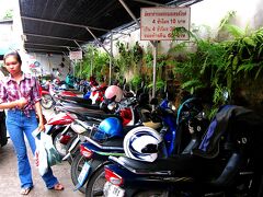 原付で移動して、ワローロット市場に到着。
市場の周辺には幾つもの駐車場があるので、止めた場所を忘れないようにしないと…先払いで駐車料金：10B。