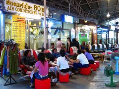 ナイトバザールをプラプラしつつ、前回お気に入りだったカラレ市場に立ち寄ってみる。
小洒落た商品を扱う店が多く、市場内のマッサージもお手頃価格なのでお気に入りの場所。
あまり歩いてないので、フットマッサージ（30分：80B）を30分だけ施して貰ってすっきり♪