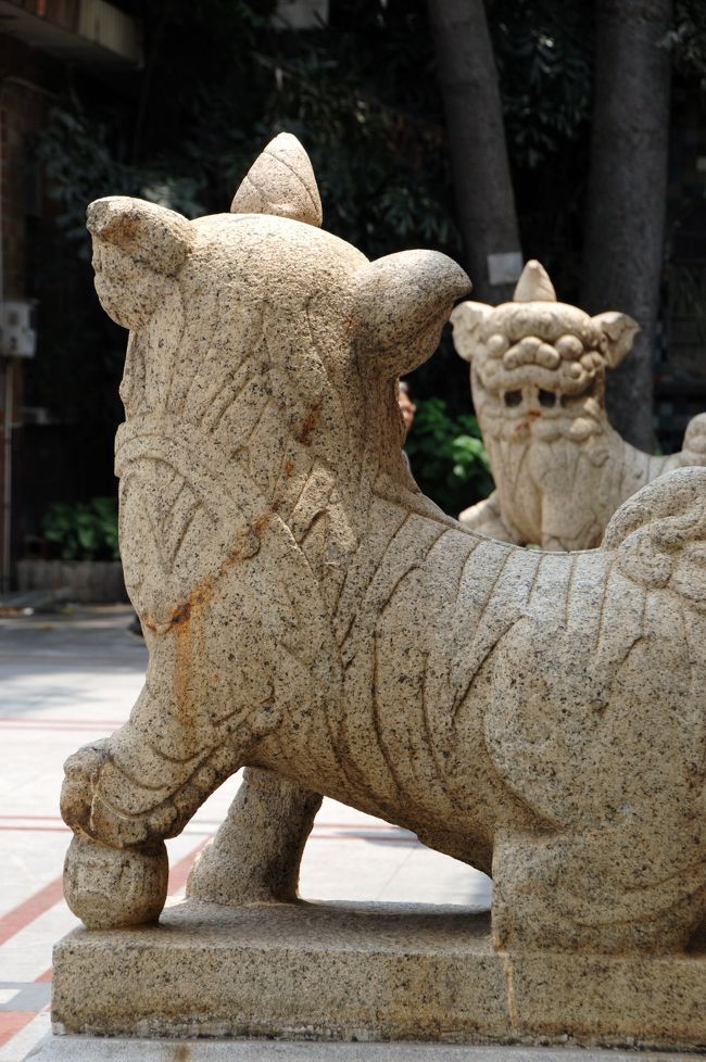 入口の獅子像。<br /><br />なんかかわいい。