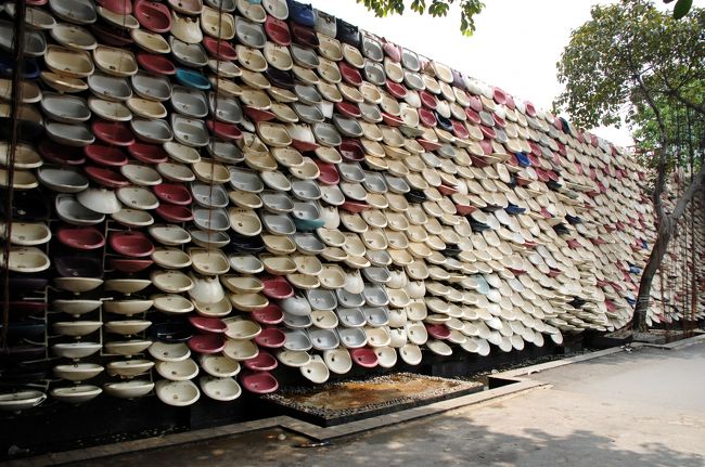 公園にあった洗面台の壁。