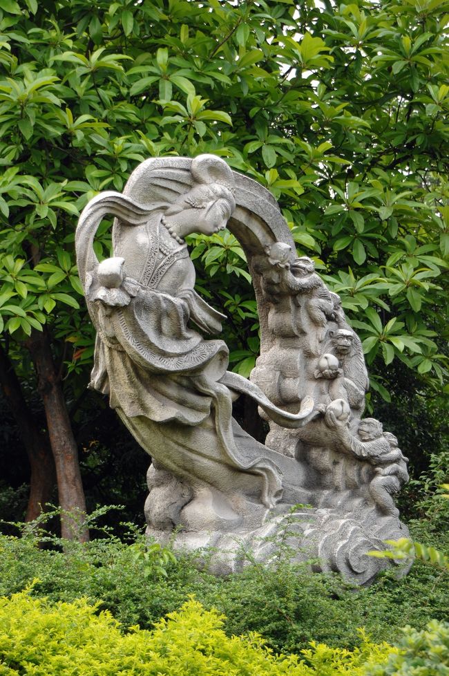 おさるさんが桃を上げようとしている女神像。<br /><br />由来は、残念ながら判りません。