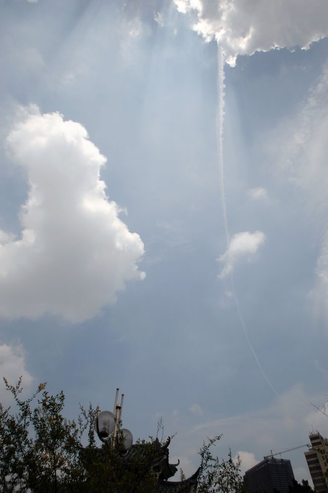 空、綺麗！<br /><br />飛行機雲が伸びています。