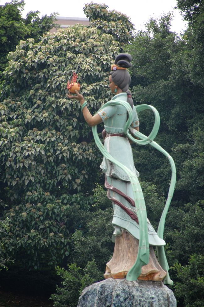池の中に佇む石湾陶器の女神像。