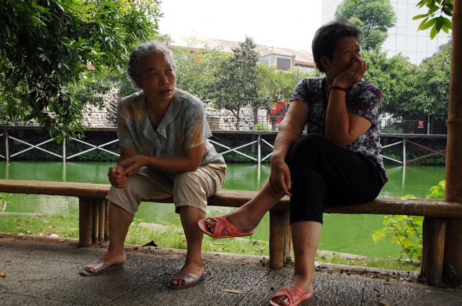 日陰で休んでいるおばちゃん達とお話し。<br /><br />次男坊は広東語が出来るので楽々です。<br />地元の高齢者は、普通話は苦手ですから、話し掛けても挨拶程度で終わっちゃいます。