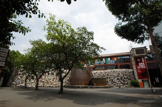 壮絶な長めの建物ですが、ここは創作芸術と食事処の建物だそうです。