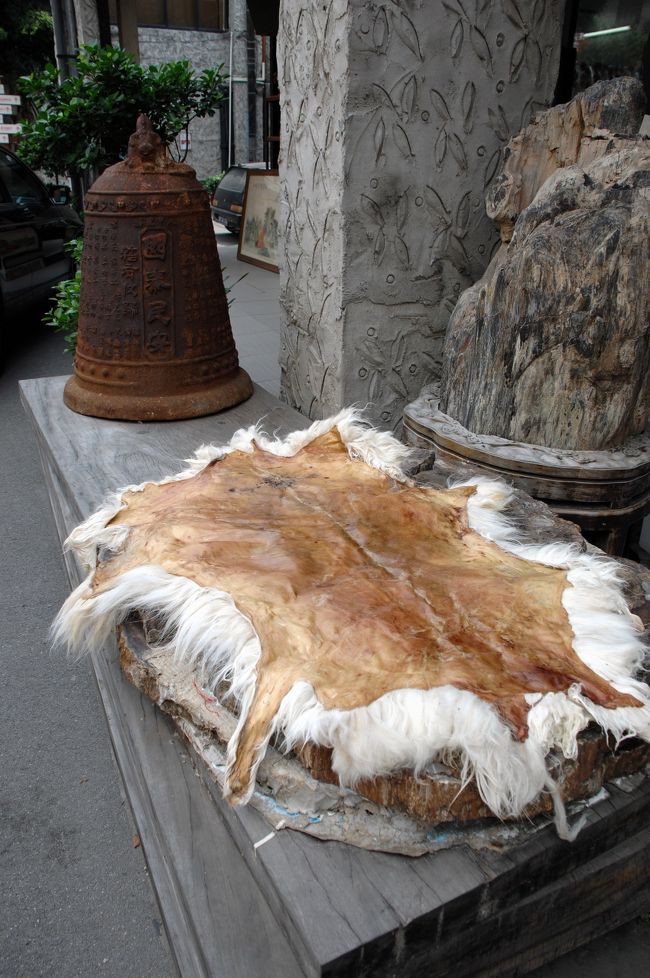 毛皮も｡｡｡<br /><br />木雕家具に使う物だそうです。