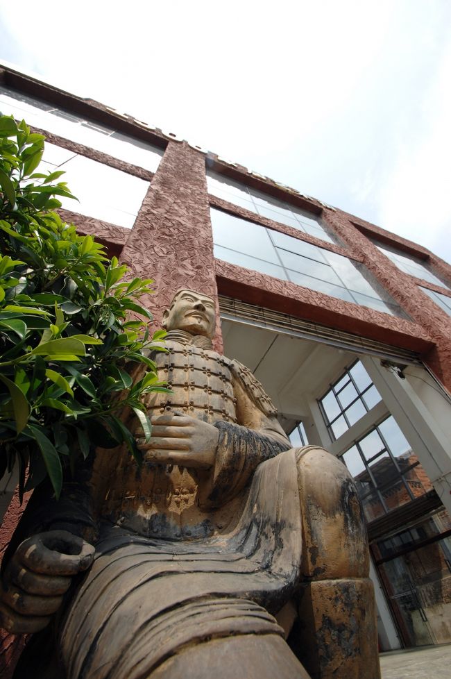 その直っかかりにあった建物。<br /><br />入口では、ズーーーン！と兵馬俑がお出迎えです。