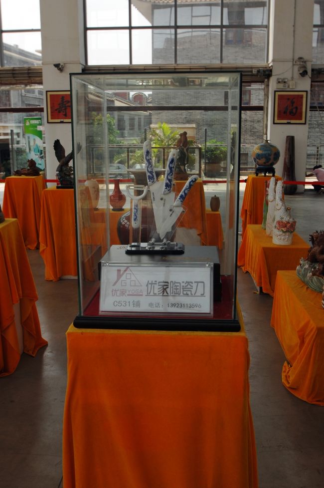 陶磁器のナイフ関係もあるようです。<br /><br />刃はセラミックで、グリップやその他の場所には瀬戸物をあしらっていますね。