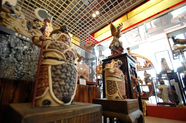 面白い対の「門神」発見！<br /><br />いやぁ、これは良いですねぇ｡｡｡触手が動きますねぇ！<br /><br />でも、買っても日本へ持って帰れないし･･･<br />（何度も言いますが、今回は、前に買ったものを持って帰る予定なので）