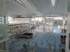 朝イチのリムジンバスに乗って、羽田空港国際線ターミナルに到着したのは6時半前。

ご覧の通りガランとしていますが、リムジンは国内線利用の方で結構埋まっていました。皆さん朝早いんですね…

羽田の国際線を利用するのは2度目ですが、新しいターミナルから出発するのは今回が初めて。自宅からだと成田より羽田の方が近いので、何かと便利になりました。