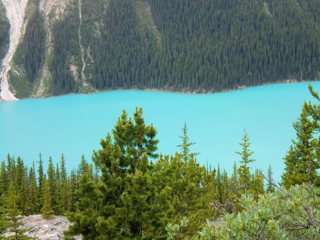 一瞬、は？って思いますよね？<br />これ空じゃないですよ。湖の色ですよ〜