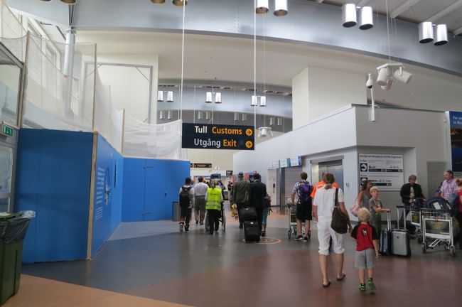 ストックホルム　アーランダ空港<br /><br />羽田〜パリ経由。ターミナル２に到着　昼12時半頃。<br />Exitを目指して歩きますが、そんなに広くないです。
