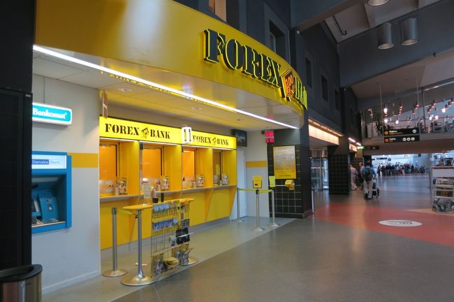 フォレックスで両替<br /><br />出口を出ると、インフォメーションとフォレックスが並んでます。<br />両替のレート　1SEK（スウェーデンクローネ）＝11.89円<br /><br />日本語ではクローネですが、会話しているとクラウンズと聞こえました。<br />