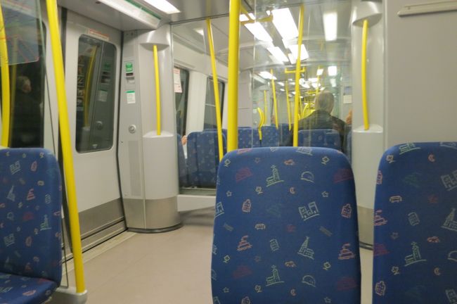 地下鉄<br /><br />当初はタクシーで移動のつもりでしたが、いくらか聞いたら、180SEKぐらいと言われ、高いなと言ったら、じゃあ150SEKでいいよと言われ、まともにメーターじゃないのかしら？と疑問に思いました。次に別の乗り場で聞いてみたら、200〜250SEK位と言われ、やっぱり高いので、地下鉄で一駅、移動です。<br />実は歩いても中央駅からホテルまでは15〜20分位でしたが、あんまり疲れたくなくて（＾＾；）<br />地下鉄は1回乗るだけだと、36SEKです。