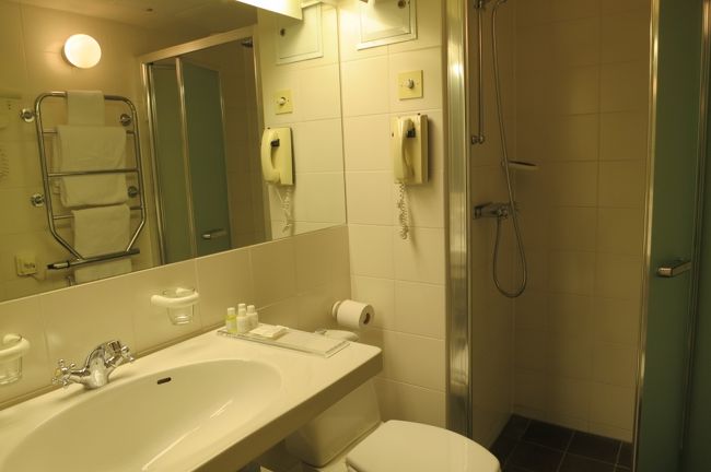 水まわり<br /><br />ヨーロッパらしく、シャワーだけです。<br />でも、タオルウォーマーがあります。ドライヤーももちろんあります。<br />ス国もホテルに歯ブラシはないようです。