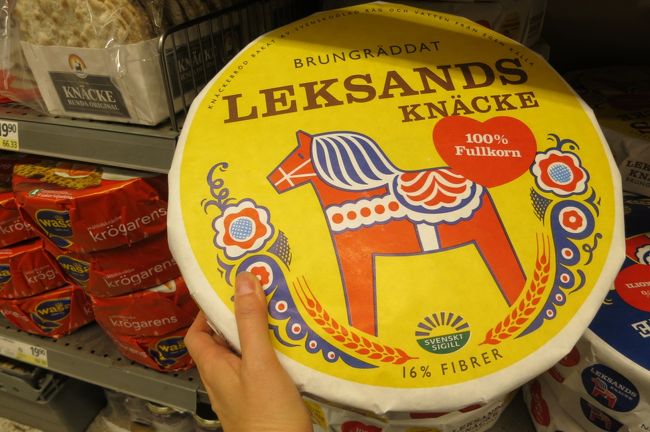 クネッケブロート<br /><br />スウェーデンっぽいものを発見！<br />せんべい状のパンです。パンとして考えると非常に大きい。