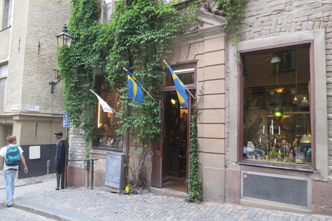 アンティークショップ<br /><br />左端のマネキンがオニ怖かった。