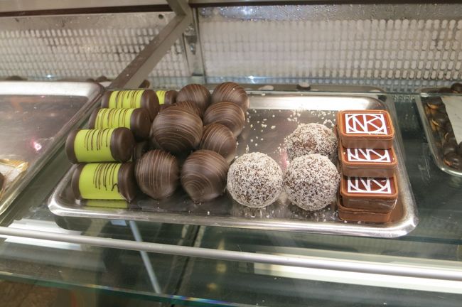 デパ地下スイーツショップ<br /><br />チョコレートとか、ケーキとかおいしそうなものが並んでる♪