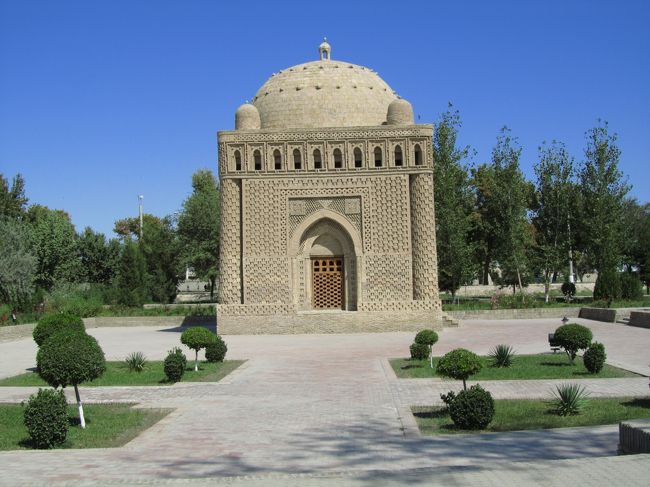 2011年秋ウズベキスタン旅行第4日目(3)ブハラ:静かなイスチロハット公園で、土れんがが美しいサーマーニ廟と、水の博物館のようだったアイユブ廟