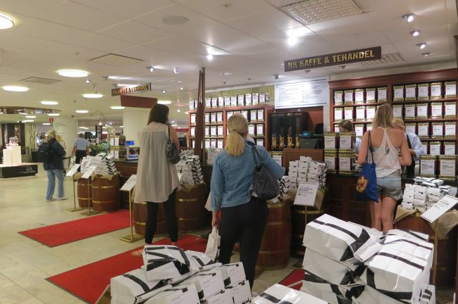 ティーショップ<br /><br />地元っぽい素敵女子がばんばんお買い物に来てました。パリにもロンドンにもないストックホルムの香り。