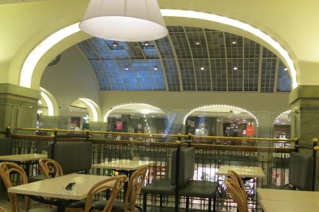 デパートのカフェで夜ごはん<br /><br />もっと歩けたら、さらにちょっと先のMOOD　STOCKHOLMにも行こうと思ってたけど、やっぱ疲れた。歩き疲れた。<br />デパートのカフェで夜ごはんにします。<br />日本のデパートみたいな食堂街はないみたいです。<br />