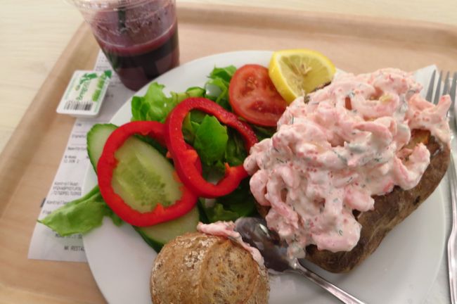 ベイクトポテト　小エビソース<br /><br />大きなじゃがいもに小エビととびっこ、ハーブをマヨネーズで和えたソースです。<br />あとブルーベリーのスムージー。<br />メニューがスウェーデン語しかなかったので、空いているのをいいことに店員さんに説明してもらいました。<br />スウェーデンは物価が高いんですけど、これで114SEK（1300円位）。東京と同じ位かな。