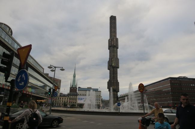 セルゲル広場　19:10<br /><br />NKから歩いて5〜6分。<br />24時間のトラベルカードを買って、帰りは中央駅から地下鉄で帰ります。<br />ガイドブックでは24時間トラベルカードは100SEK とありましたが、カード代20SEK＋24時間115SEKで、合計135SEK。<br /><br />この日は21時前には寝ちゃいました。