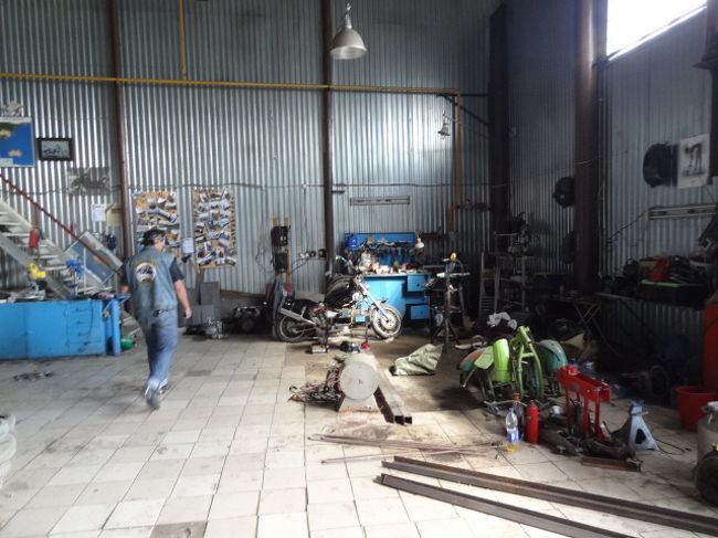 その後バイカークラブハウスに隣接している<br />昨夜出会ったクレージーなロシア人バイカーアレックスの<br />整備工場へ