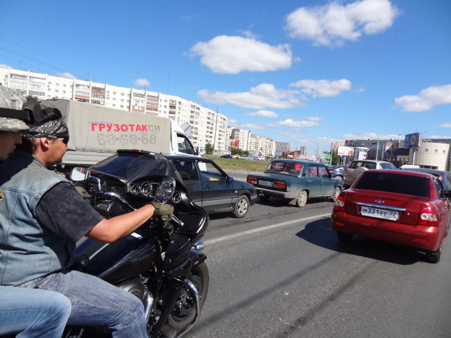 中心街へ行く前に<br />昨日迎えに来てもらったジェーニャの<br />バイクショップへ