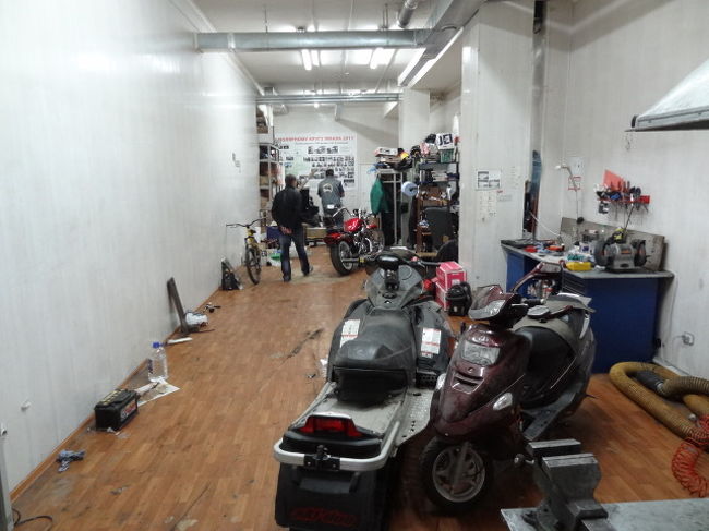 整備ルーム<br />スノーモービルも<br />整備してました。