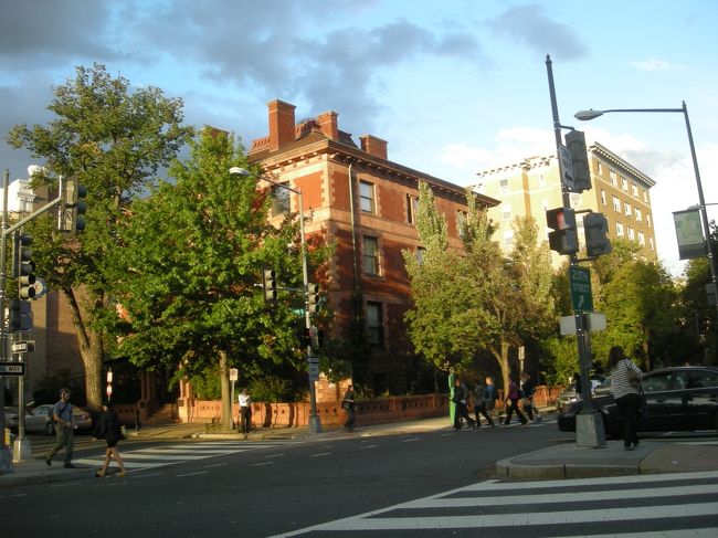 彼氏が金曜日の授業が終わる時間のフライトを選びワシントンD.Cへ。アナポリスから空港まで迎えに来てくれ、宿泊するフェアファックスエンバシーロウへ向かう途中の街並み