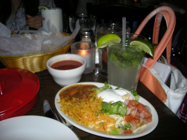 ホテルから徒歩１０分位の地元でも有名なメキシカン料理店。量がもの凄かった！　もちろん、残りはテイクアウト。この後、彼氏は学校の仲間とパーティーがある為、学校に戻る。