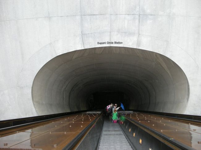 翌日の土曜日。地下鉄へのなが〜いトンネル→彼がアナポリスから戻って来るまでD.C散策の為、地下鉄を利用してみる事に。