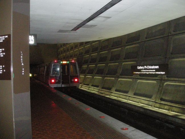 車内は綺麗な地下鉄です。