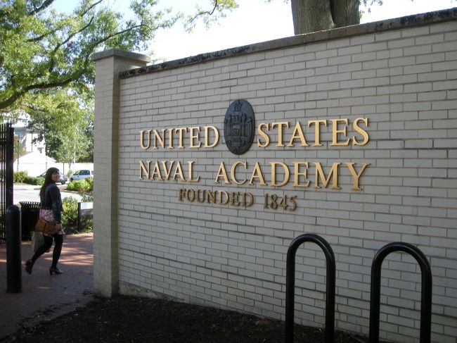 週末の休みを各自家族やスポンサーと過ごし、日曜日の夕方５時までに学校に戻ります。徒歩はこの正門の他、数か所の入り口から入れますが、車で送迎の場合は、この正門内の駐車場で車を降りて、学校内に入ります。<br />　＊学生１人づつにスポンサーと呼ばれる地域のボランティア家族が付きます。実家が遠い学生は、週末をスポンサーの家で過ごす事もあります。