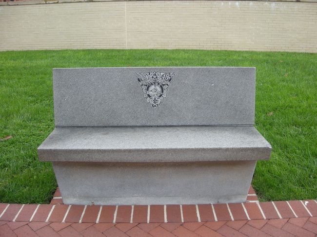 各ベンチにも校章や年号等が刻まれています。