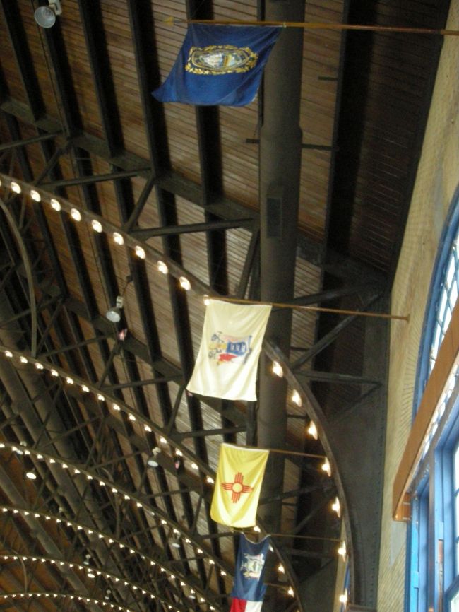 食べていた場所は体育館のような場所で、天井横には各州の旗が全て掲げられていました。