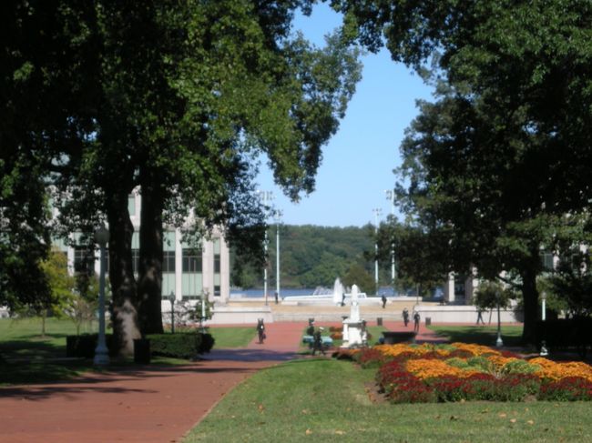 食後、彼氏は学校で授業、私達は校内の散策です。これを月曜日〜金曜日のほぼ毎日、飽きもせずにやってました。放課後は宿題やら、トレーニングがあり、逢う事はできません。毎日がハードなスケジュールです。