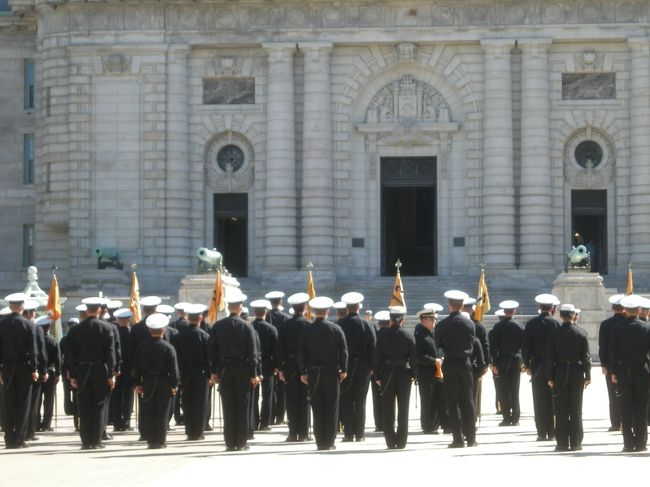 クラスごとに整列します。約１０分位の行進ですが、感動しました。隣で社会見学に来ていた小学生の男の子が「絶対にこの学校に入って、あの行進をする！」と先生に興奮しながら話していました。