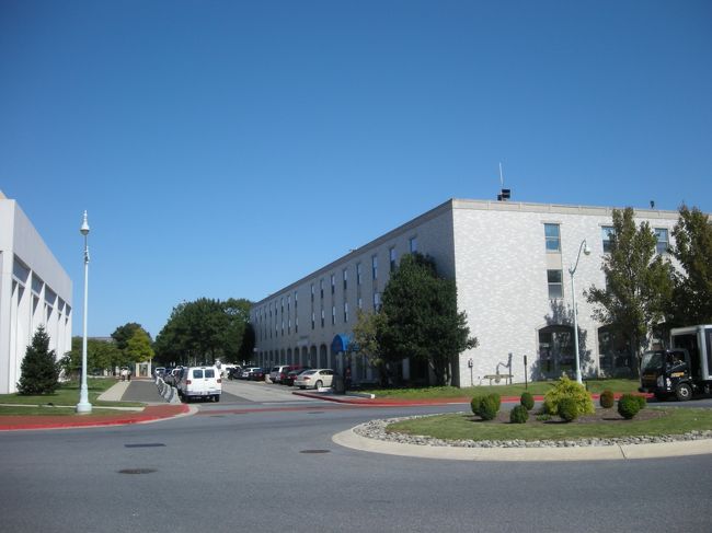 フットボールの観戦チケットなどは、校内のこの建物内で販売しています。本当はフットボール観たかった。が、チケットは直ぐに完売してしまうとの事。