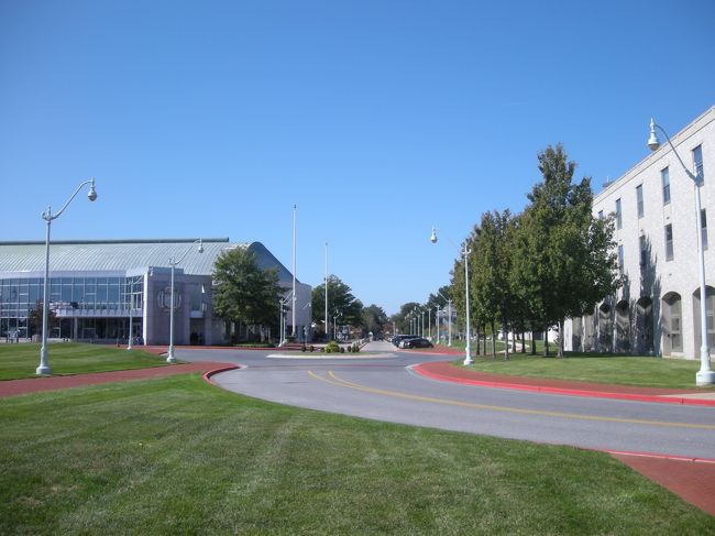 校内は学生のランニングコースにもなっていて、各自の時間配分で、ランニングなどしています。授業がない学生が多く走っていました。